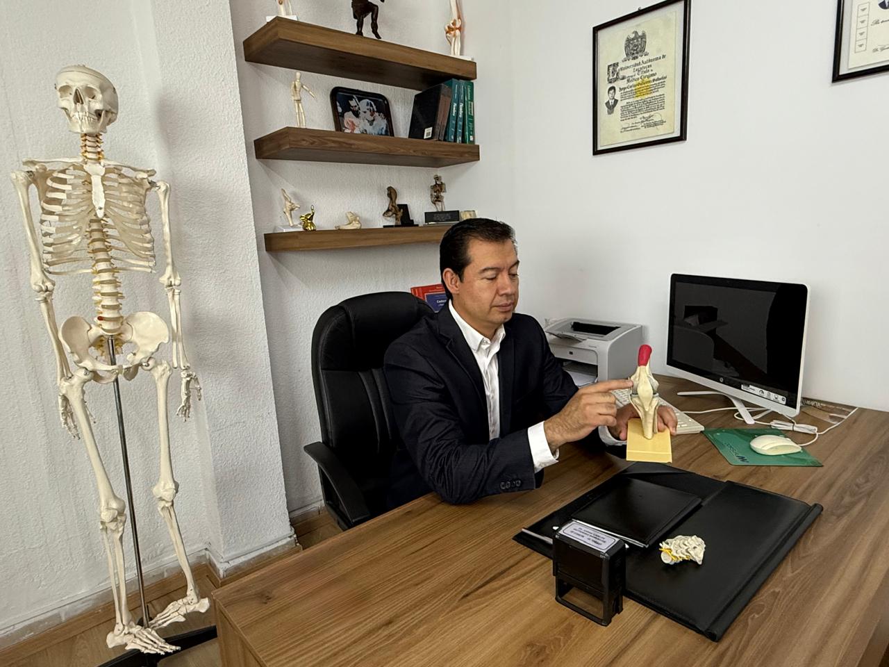 Dr. Gutiérrez Bañuelos explicando un padecimiento con modelo anatómico