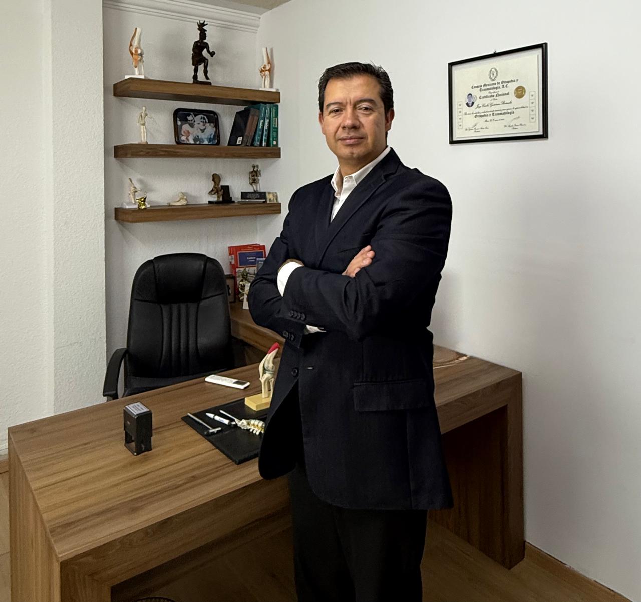 Dr. Jorge Carlos Gutiérrez Bañuelos en su consultorio