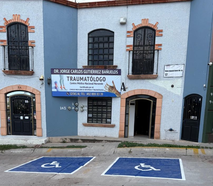 Fachada del Centro Médico Bonaterra, consultorio del Dr. Jorge Carlos Gutiérrez Bañuelos, con cajones de estacionamiento para personas con discapacidad